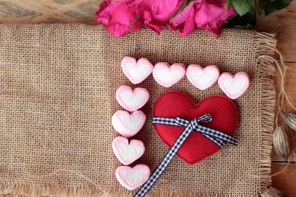 Rosas com coração e marshmallow rosa para o dia dos namorados . — Fotografia de Stock