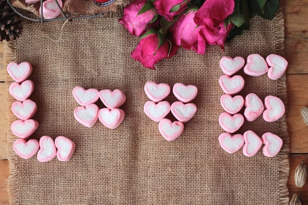 Rosas com coração e marshmallow rosa para o dia dos namorados . — Fotografia de Stock