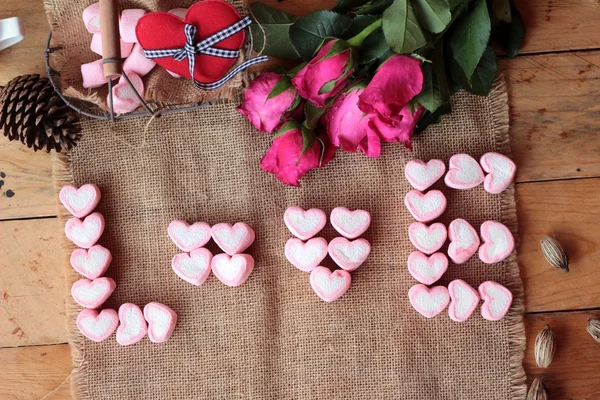 Rose con cuore e marshmallow rosa per San Valentino . — Foto Stock