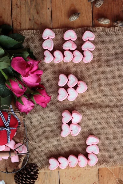 Roses avec coeur et guimauve rose pour la Saint-Valentin . — Photo