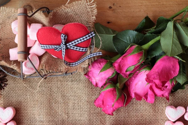 Rosas con corazón y malvavisco rosa para el día de San Valentín . —  Fotos de Stock