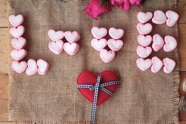 Rosas com coração e marshmallow rosa para o dia dos namorados . — Fotografia de Stock