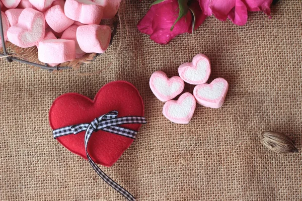 Rosas con corazón y malvavisco rosa para el día de San Valentín . —  Fotos de Stock