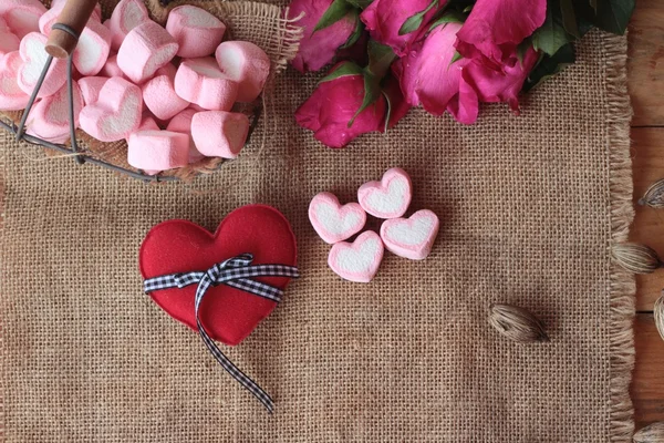 Rosas com coração e marshmallow rosa para o dia dos namorados . — Fotografia de Stock