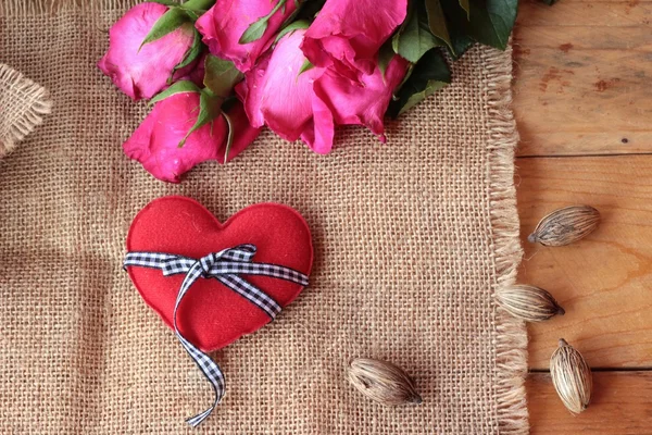 Rosa com corações vermelhos para o Dia dos Namorados . — Fotografia de Stock