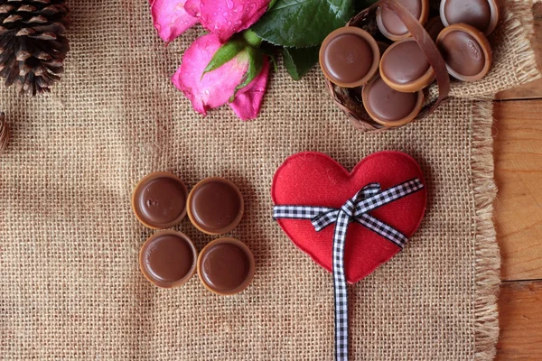 情人节的巧克力和红色心. — 图库照片