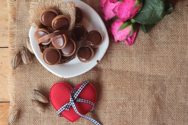 Σοκολάτα και κόκ καρδιές για ημέρα του Αγίου Βαλεντίνου. — Φωτογραφία Αρχείου