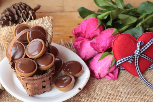 Chocolate e corações vermelhos para o dia dos namorados . — Fotografia de Stock