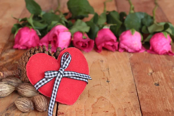 Rosa com corações vermelhos para o Dia dos Namorados . — Fotografia de Stock