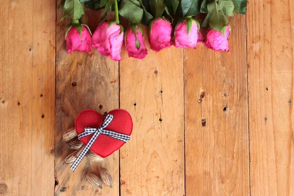 Rosa com corações vermelhos para o Dia dos Namorados . — Fotografia de Stock