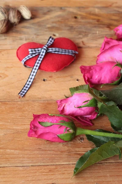 Rosa con i cuori rossi per San Valentino . — Foto Stock