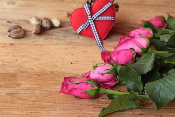 Rosa con corazones rojos para el Día de San Valentín . — Foto de Stock