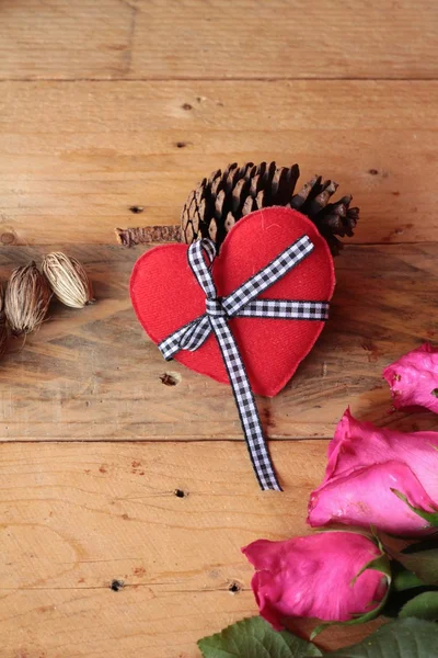 Rosa con corazones rojos para el Día de San Valentín . — Foto de Stock