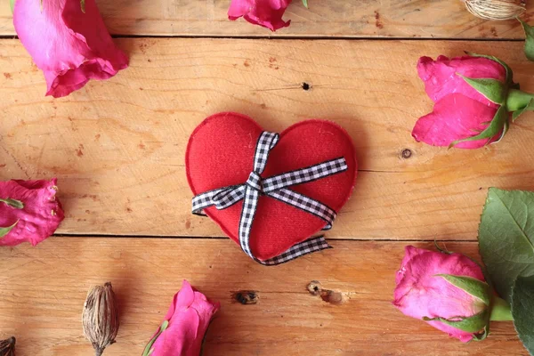 Růže s červeným srdcem pro den svatého Valentýna. — Stock fotografie