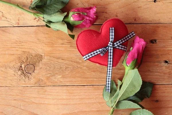 Rosa con corazones rojos para el Día de San Valentín . —  Fotos de Stock