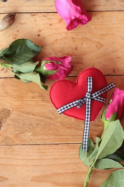 Rosa com corações vermelhos para o Dia dos Namorados . — Fotografia de Stock