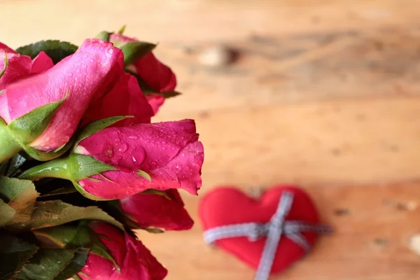 バレンタインの日に赤いハートのバラ. — ストック写真
