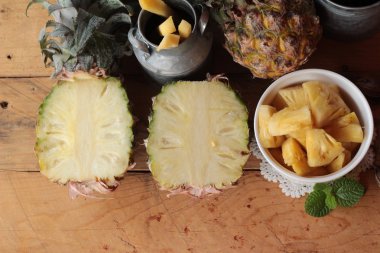 Ananas tatlı meyve ahşap arka plan üzerinde lezzetli.