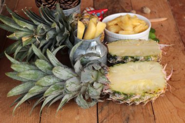 Ananas tatlı meyve ahşap arka plan üzerinde lezzetli.