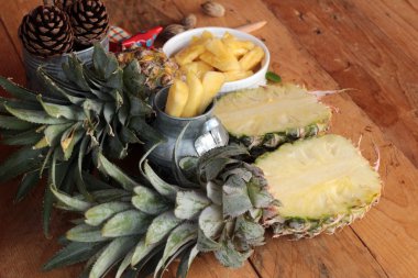 Ananas tatlı meyve ahşap arka plan üzerinde lezzetli.