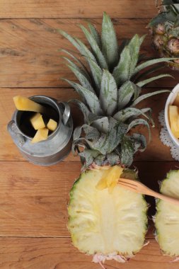 Ananas tatlı meyve ahşap arka plan üzerinde lezzetli.
