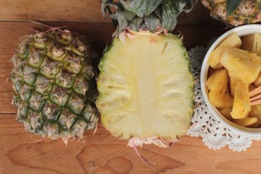 Ananas tatlı meyve ahşap arka plan üzerinde lezzetli.