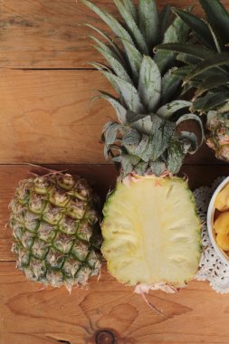 Ananas tatlı meyve ahşap arka plan üzerinde lezzetli.