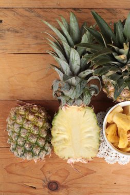 Ananas tatlı meyve ahşap arka plan üzerinde lezzetli.