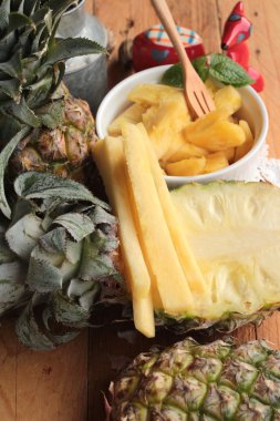 Ananas tatlı meyve ahşap arka plan üzerinde lezzetli.