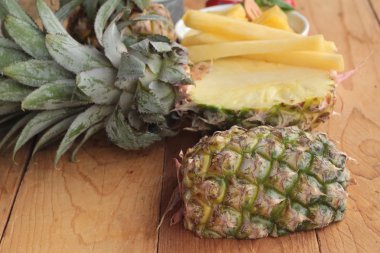Ananas tatlı meyve ahşap arka plan üzerinde lezzetli.