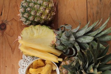 Ananas tatlı meyve ahşap arka plan üzerinde lezzetli.
