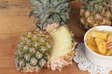 Ananas tatlı meyve ahşap arka plan üzerinde lezzetli.
