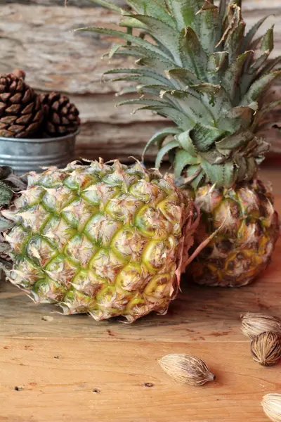 Ananas dolce frutta deliziosa su sfondo legno . — Foto Stock