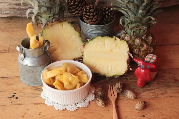 Ananas dolce frutta deliziosa su sfondo legno . — Foto Stock