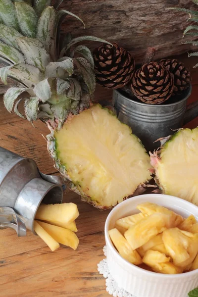 木材の背景に美味しいパイナップルの甘い果実. — ストック写真