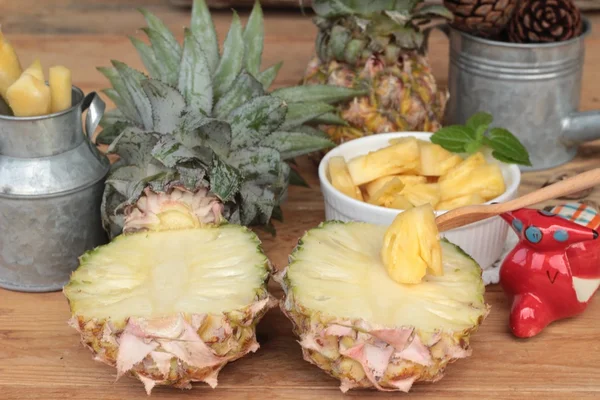 Ananas dolce frutta deliziosa su sfondo legno . — Foto Stock