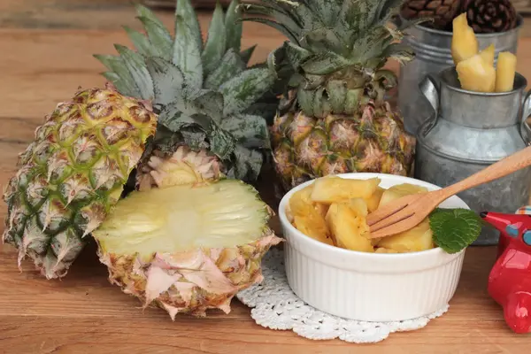 Ananas dolce frutta deliziosa su sfondo legno . — Foto Stock