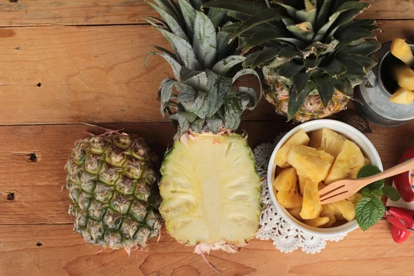 Ananas söt frukt läckra på trä bakgrund. — Stockfoto