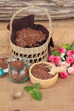 Ahşap arka plan üzerinde keten tohumu