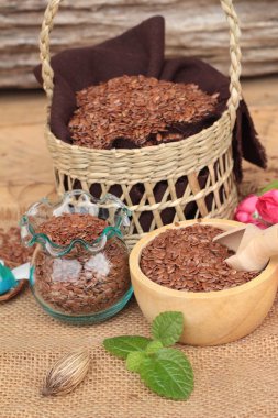 Ahşap arka plan üzerinde keten tohumu