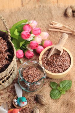 Ahşap arka plan üzerinde keten tohumu