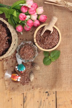 Ahşap arka plan üzerinde keten tohumu