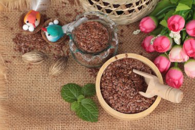 Ahşap arka plan üzerinde keten tohumu