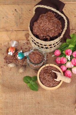 Ahşap arka plan üzerinde keten tohumu