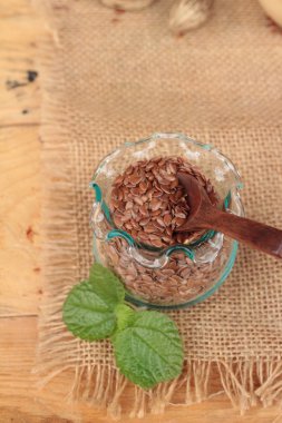 Ahşap arka plan üzerinde keten tohumu