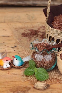 Ahşap arka plan üzerinde keten tohumu