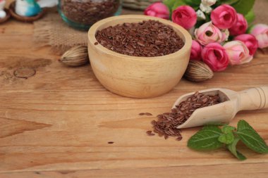 Ahşap arka plan üzerinde keten tohumu