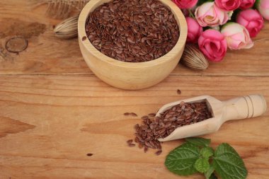 Ahşap arka plan üzerinde keten tohumu