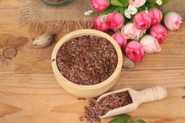 Ahşap arka plan üzerinde keten tohumu