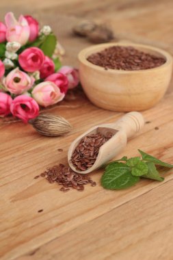 Ahşap arka plan üzerinde keten tohumu